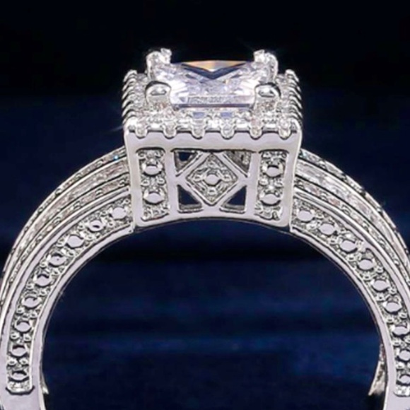 Elegant Silver Diamond Ring - Picture 3 of 7